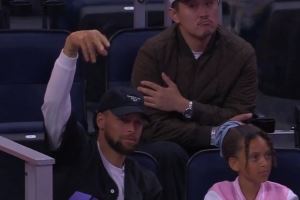 快去催催交易吧🤣库里和二女儿莱恩观战WNBA 并在镜头前互动